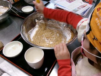 材料を混ぜ合わせている様子