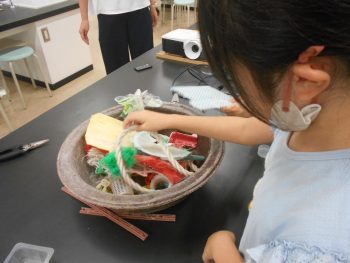 変身！プラスチックごみで工作体験(8/8)