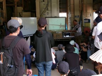 講座の様子。生きものの説明