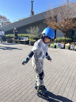 インラインスケートを楽しむ様子