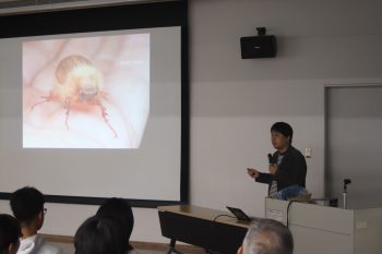 丸山宗利先生の講演の光景