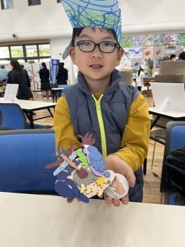 工作を楽しむ来館者の写真